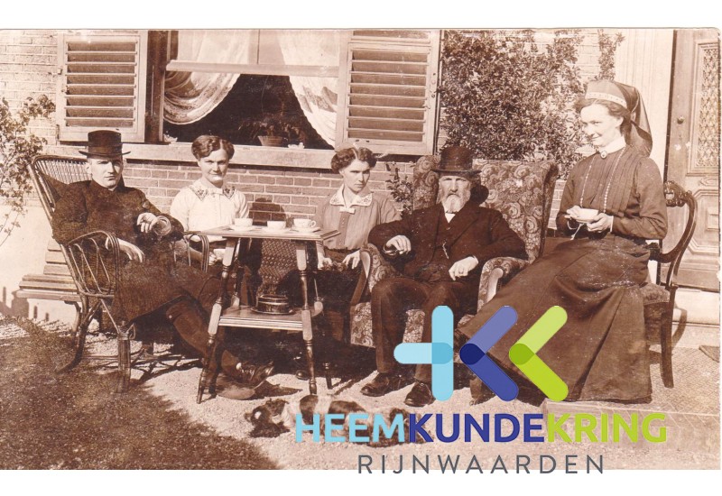 br160 vlnr . Cilly, W. vd Loo Paula, Leonie, en Felix op Hoek huis